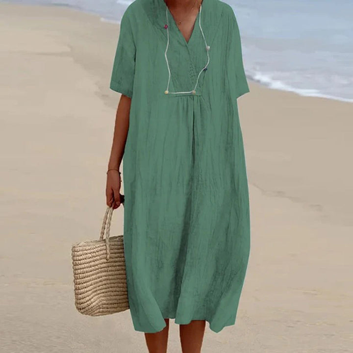 Robe femme midi décontractée portée en extérieur, idéale pour les journées ensoleillées de printemps/été.