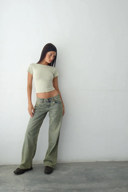 Jean femme taille basse tendance, coupe Y2K qui allonge la silhouette. Confort stretch pour le style moderne.