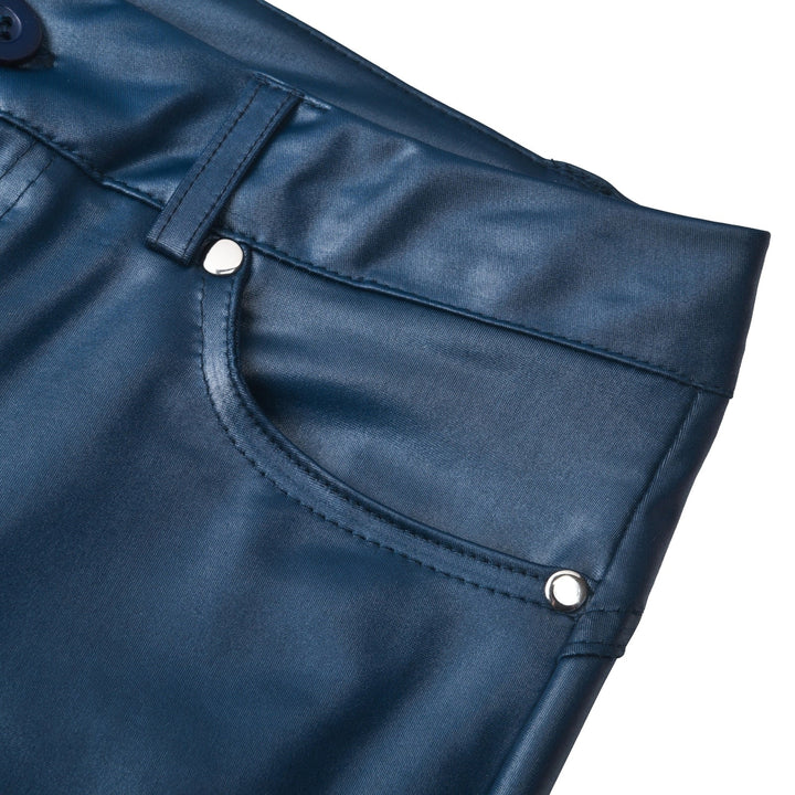 Femme portant un pantalon en cuir stretch noir, look chic et décontracté, idéal pour l'automne.