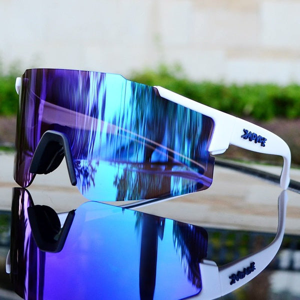 Accessoire de performance pour le sport: lunettes de soleil réfléchissantes pour cyclisme et course.