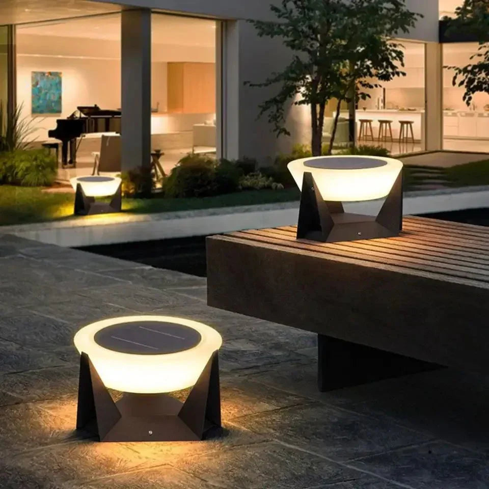 Lampe de sol solaire sans fil, résistante aux intempéries, pour une lumière douce et ambiante.
