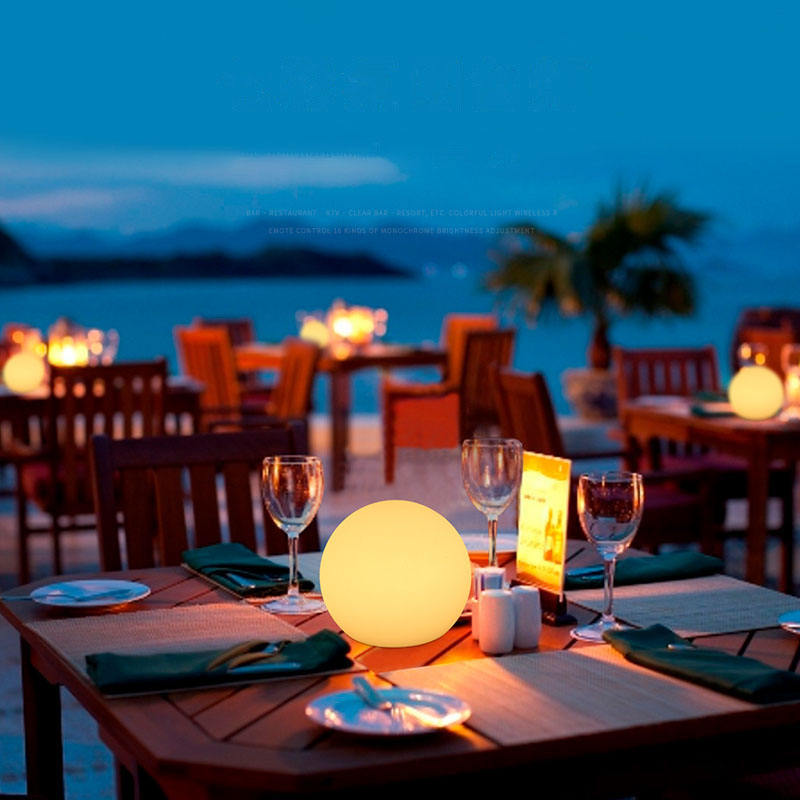 Lampe de table LED en boule, offrant 16 couleurs de lumière pour une ambiance personnalisée et moderne.