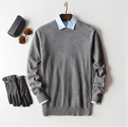 Détail couture pull homme, maille douce. Confort et qualité pour une garde-robe essentielle masculine.