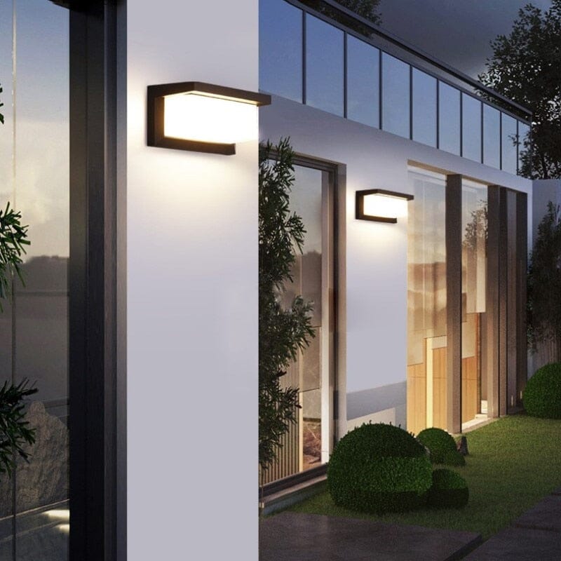 Luminaire LED extérieur moderne avec capteur de mouvement. Éclairage jardin résistant IP65 pour sécurité.