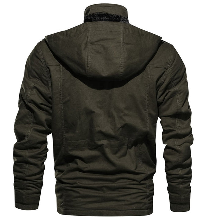 Homme portant la veste d'hiver Logan confortable et chaude, parfaite pour les sorties décontractées en extérieur.