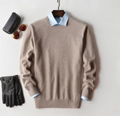 Pull homme vert sapin, maille fine, col rond. Vêtement classique polyvalent, style intemporel.