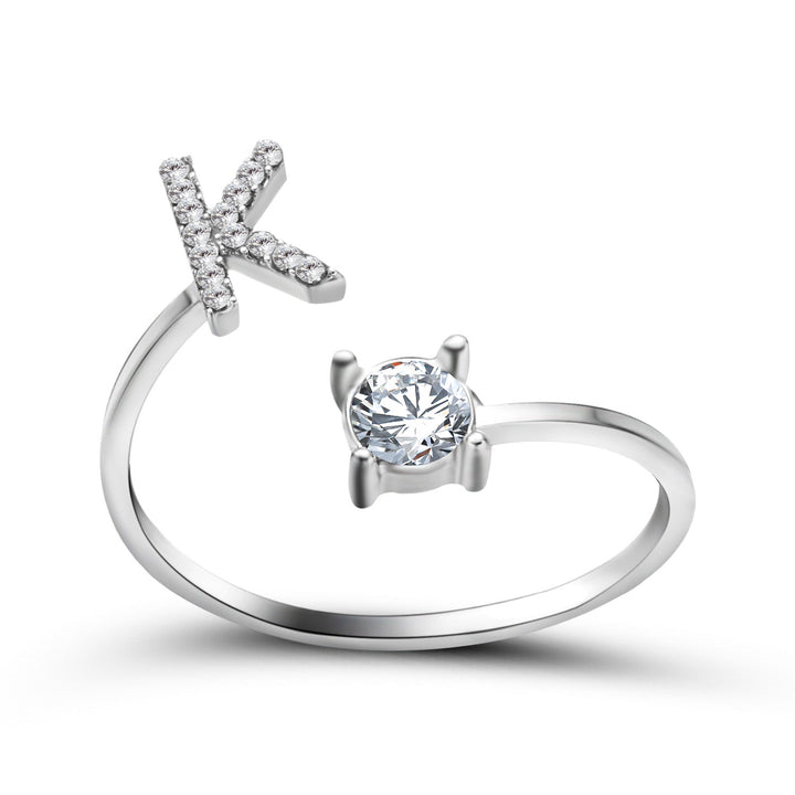 Bague femme chic et réglable, initiale personnalisée en argent.