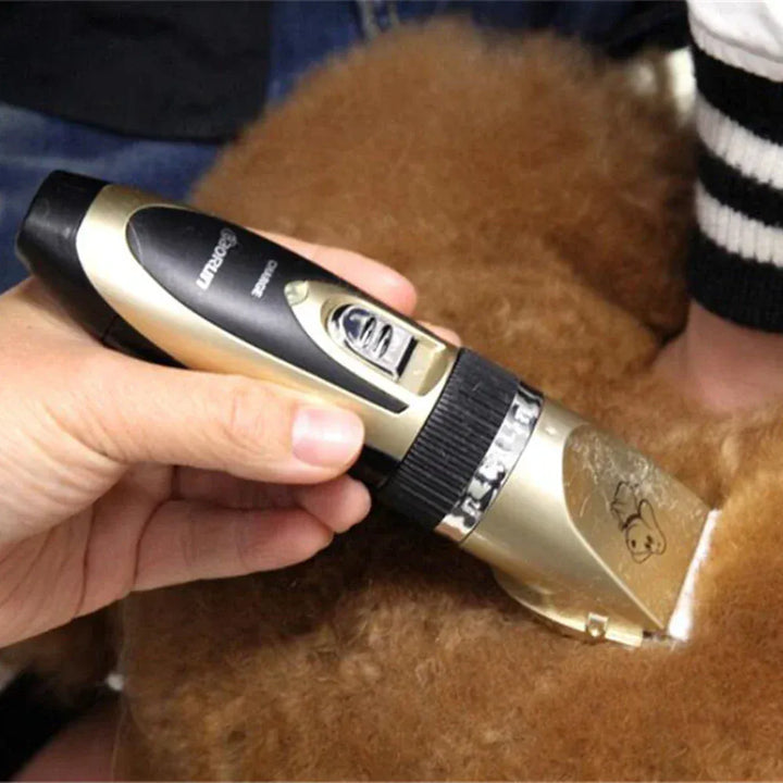 Toilettage canin et félin avec tondeuse silencieuse et précise. Parfaite pour l'entretien régulier de votre animal.