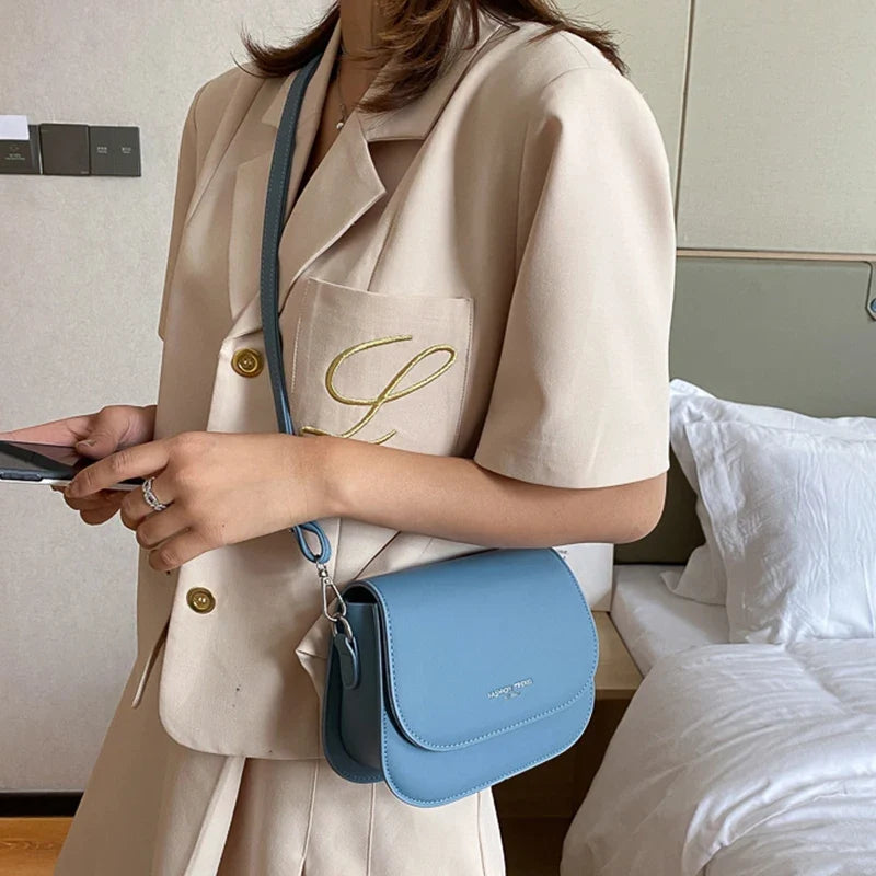 Petit sac élégant pour ado, accessoire de mode indispensable, avec bandoulière confortable et épurée.