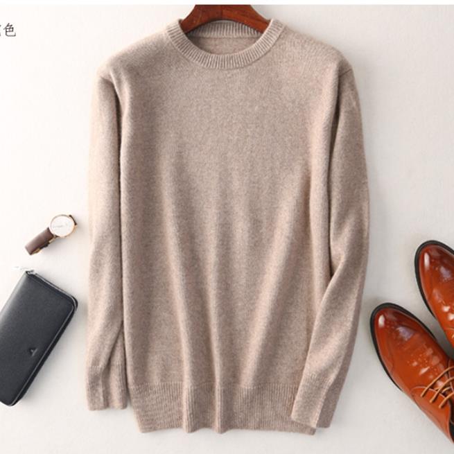 Pull homme coupe classique crème, col V. Confort et élégance pour la mode masculine.