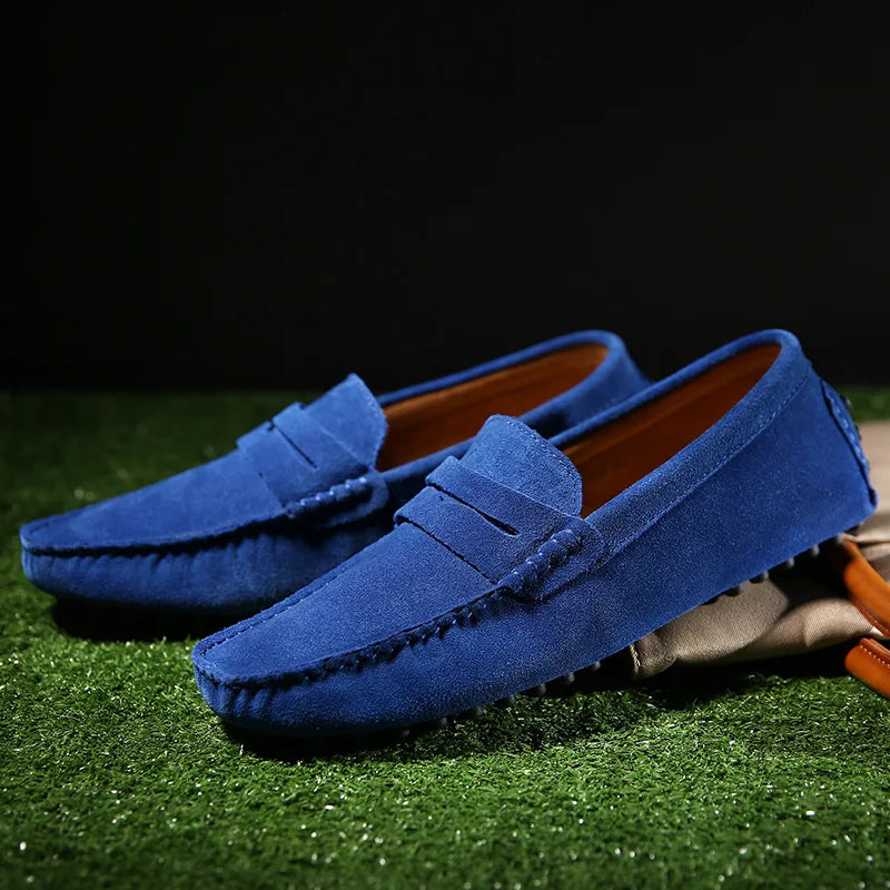 Chaussures homme SuaveStride : mocassins en daim gris, parfaits pour un style décontracté.