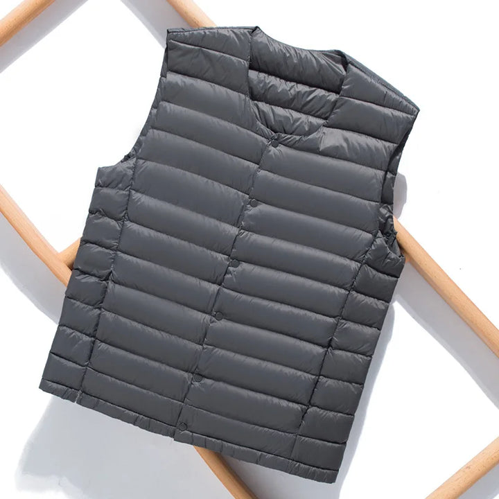 Élégant gilet sans manches pour homme, couleur neutre, pour un look chic et décontracté.