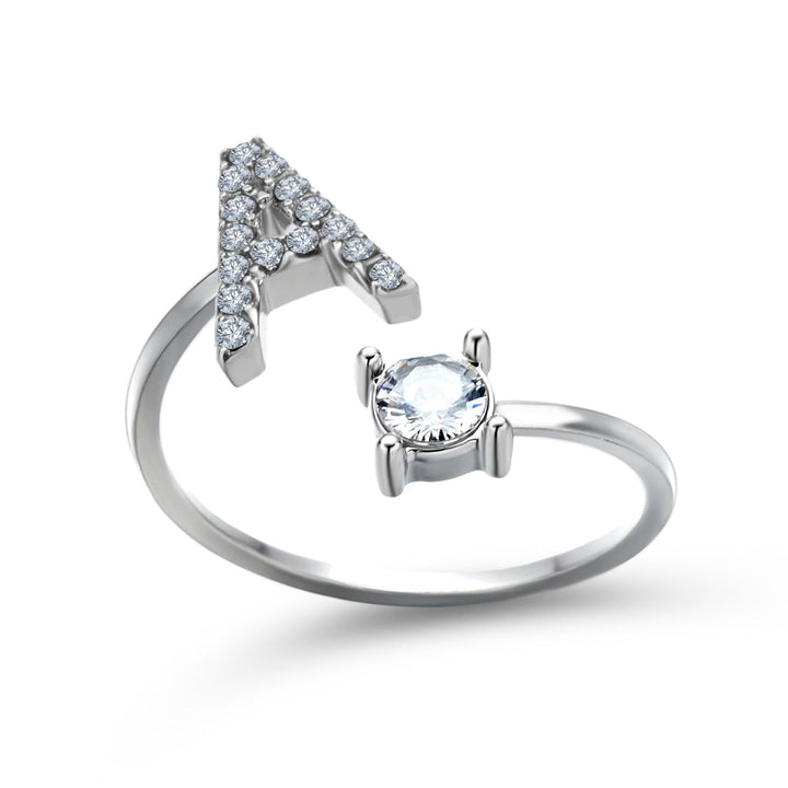 Bague initiale femme personnalisable, cadeau élégant et unique.