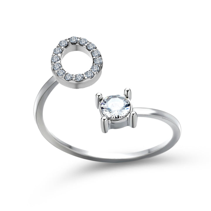 Élégante bague initiale en argent, ajustable, pour femme moderne.