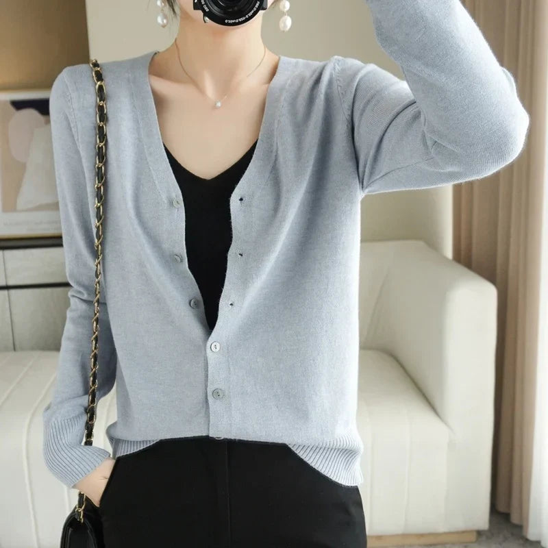 Gros plan: Tricot doux du cardigan Léa femme. Pull élégant et confortable, mode intemporelle de qualité.