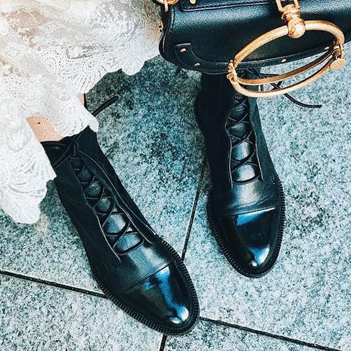 Gros plan sur le cuir lisse des bottes ClassicLift. Détail des chaussures élégantes et confortables pour femmes.