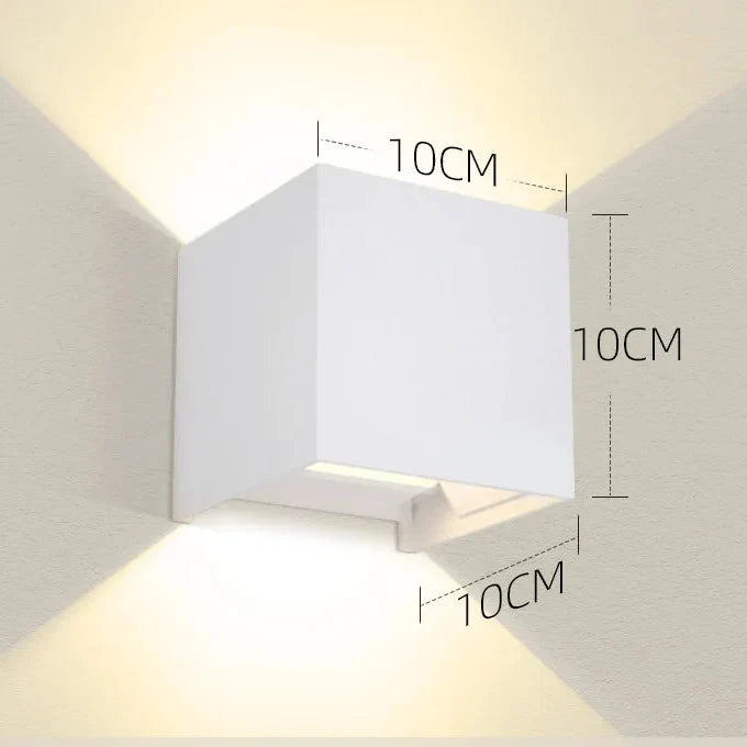 Applique LED carrée moderne pour extérieur, lumière efficace pour terrasse et jardin.
