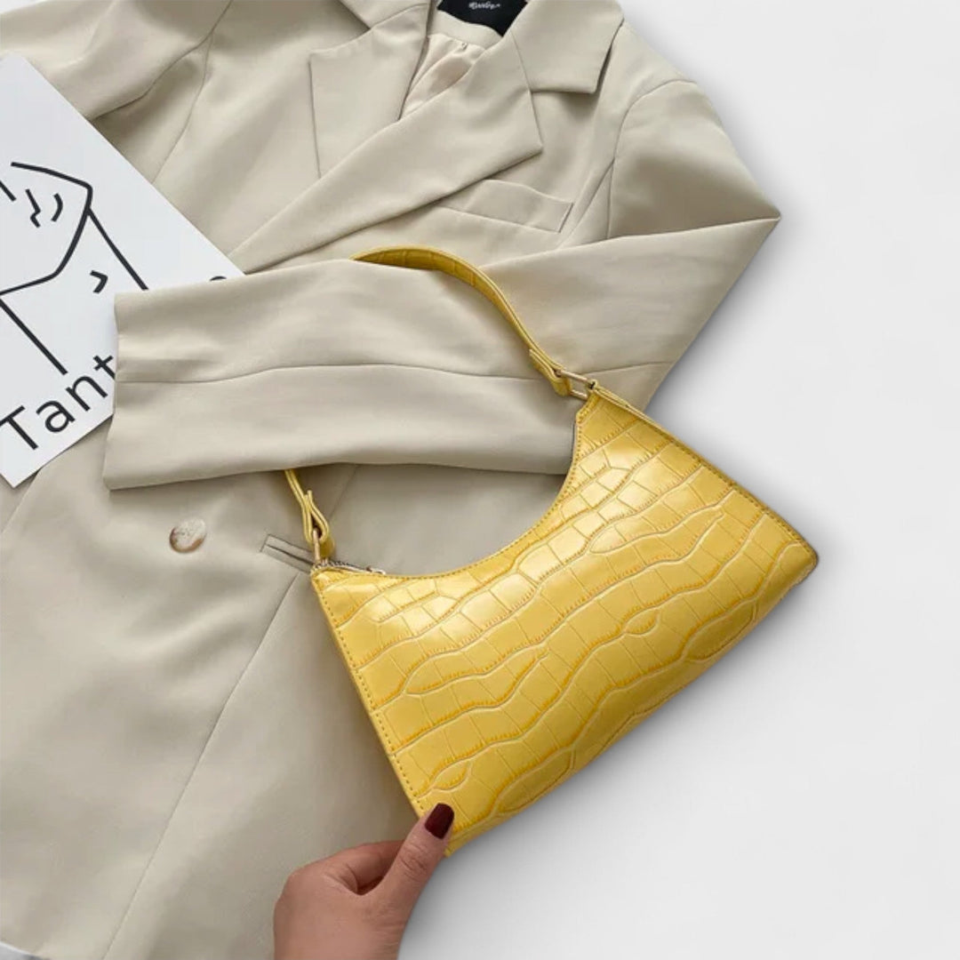 Sac femme rose en cuir brillant, accessoire chic et raffiné, symbole de mode et d'élégance.