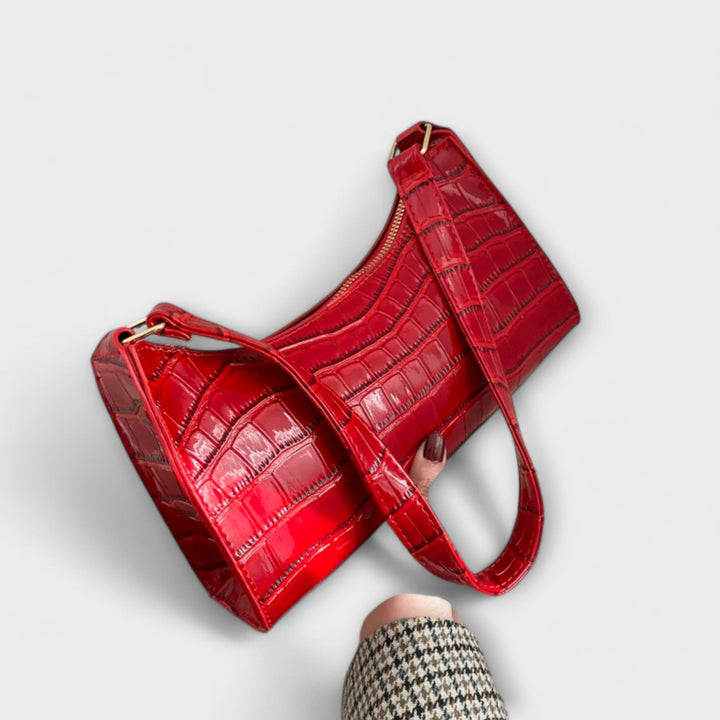 Sac à main femme élégant en cuir brillant noir, accessoire mode chic et polyvalent.