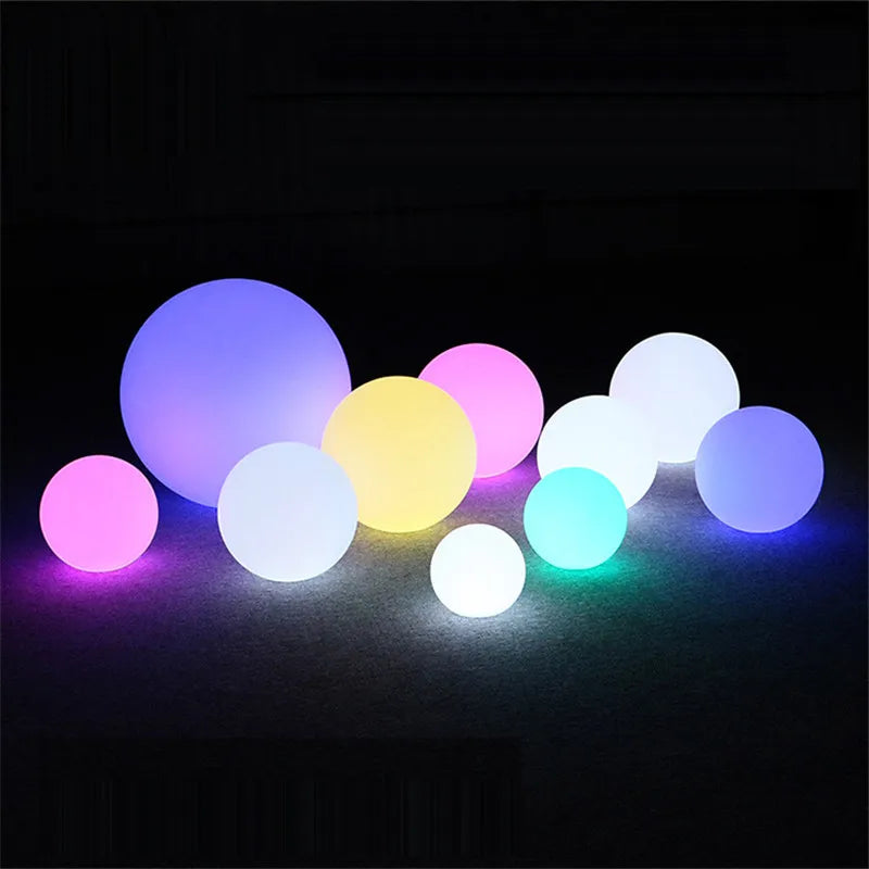 Lampe LED flottante étanche RGB. Éclairage décoratif pour piscine et jardin. Idéal pour l'extérieur.