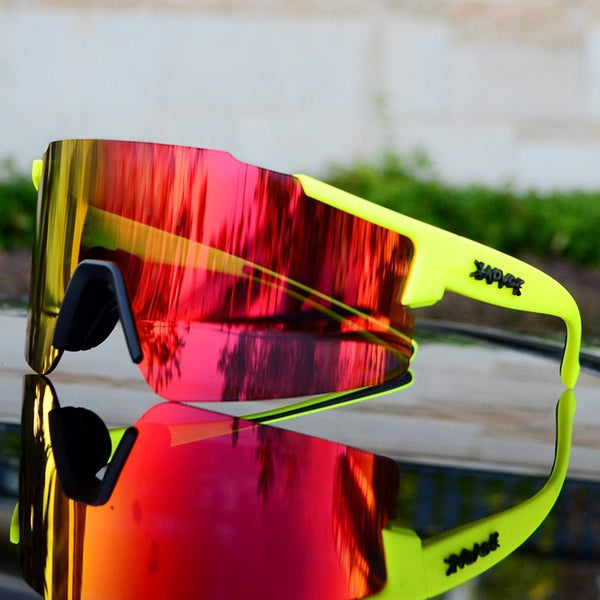 Lunettes de soleil de sport réfléchissantes, parfaites pour le vélo et la course avec protection UV.