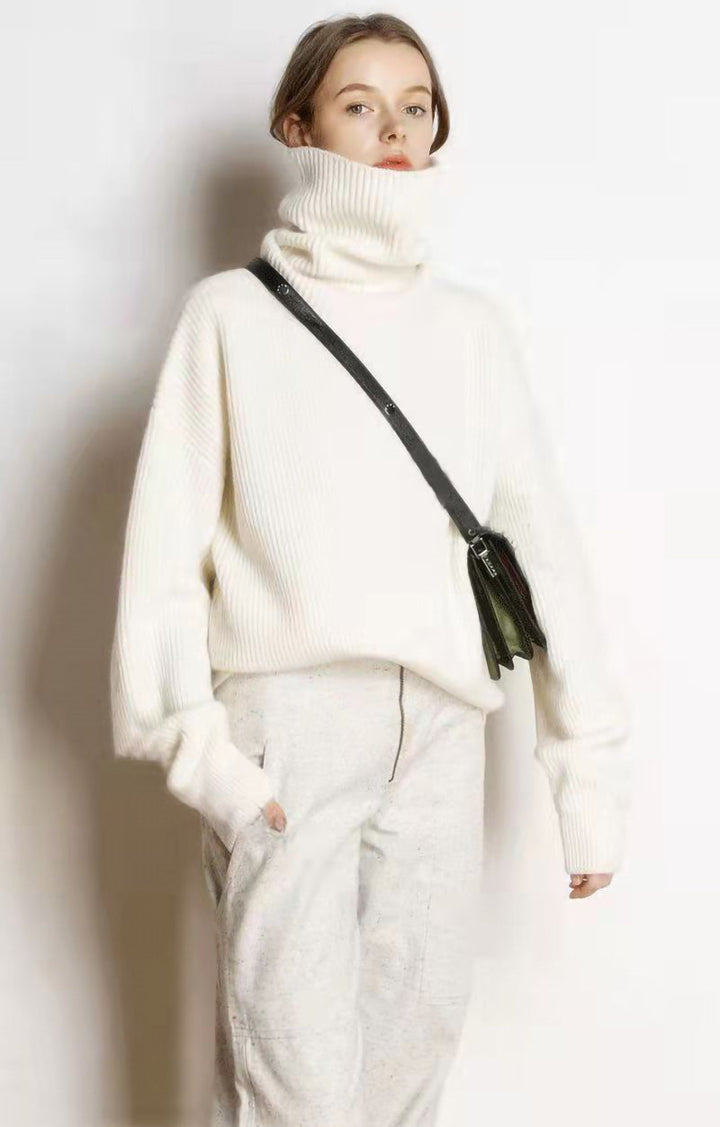 Femme portant un pull ample et confortable, parfait pour l'hiver.