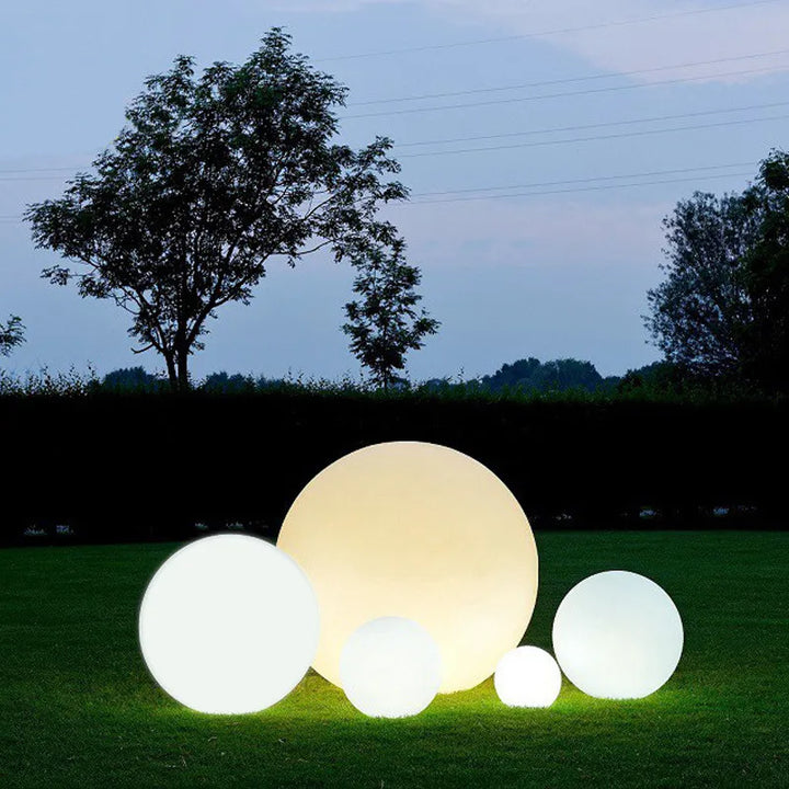Ambiance lumineuse RGB étanche. Lampe LED flottante pour piscine, jardin, événement extérieur.