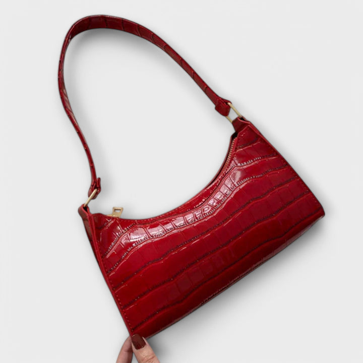 Sac à main marron en cuir brillant, accessoire mode polyvalent, pour un style féminin impeccable.