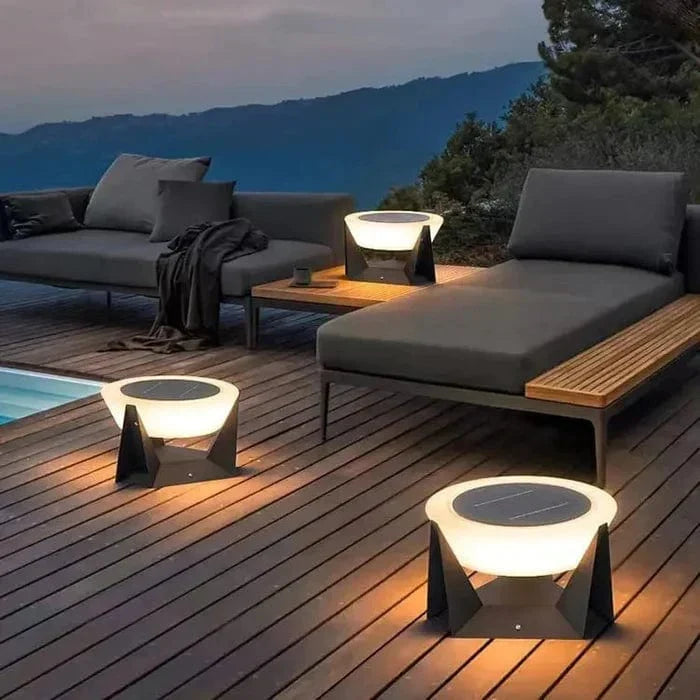 Lampe solaire d'ambiance pour terrasse et jardin, résistante, éclaire vos soirées en extérieur.
