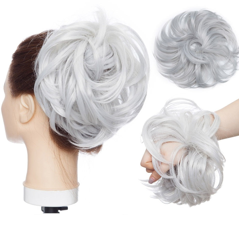 Chignon désordonné en extension pour cheveux, offrant volume et style moderne.