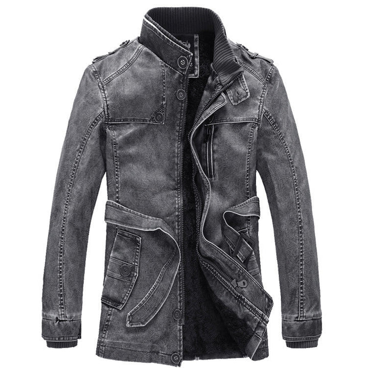 Texture riche du manteau homme en cuir. Modèle mi-long avec col montant sophistiqué pour style hivernal.