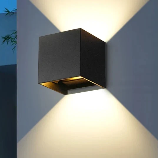 Applique murale LED extérieure design, forme carrée en aluminium pour éclairage moderne.
