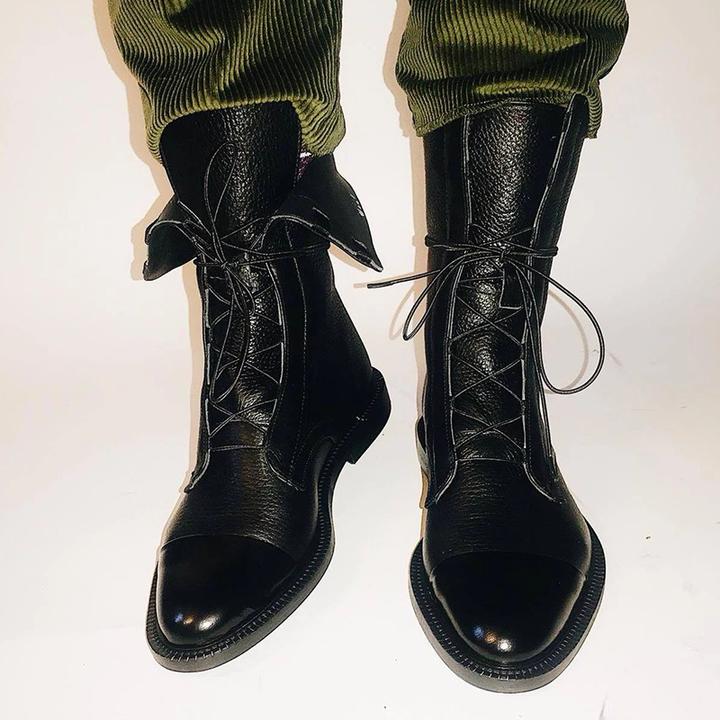 Femme portant des bottes ClassicLift. Chaussures élégantes et confortables en cuir, idéales pour la ville.
