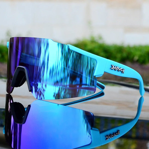 Lunettes de soleil sportives réfléchissantes pour vélo et course, un accessoire essentiel.