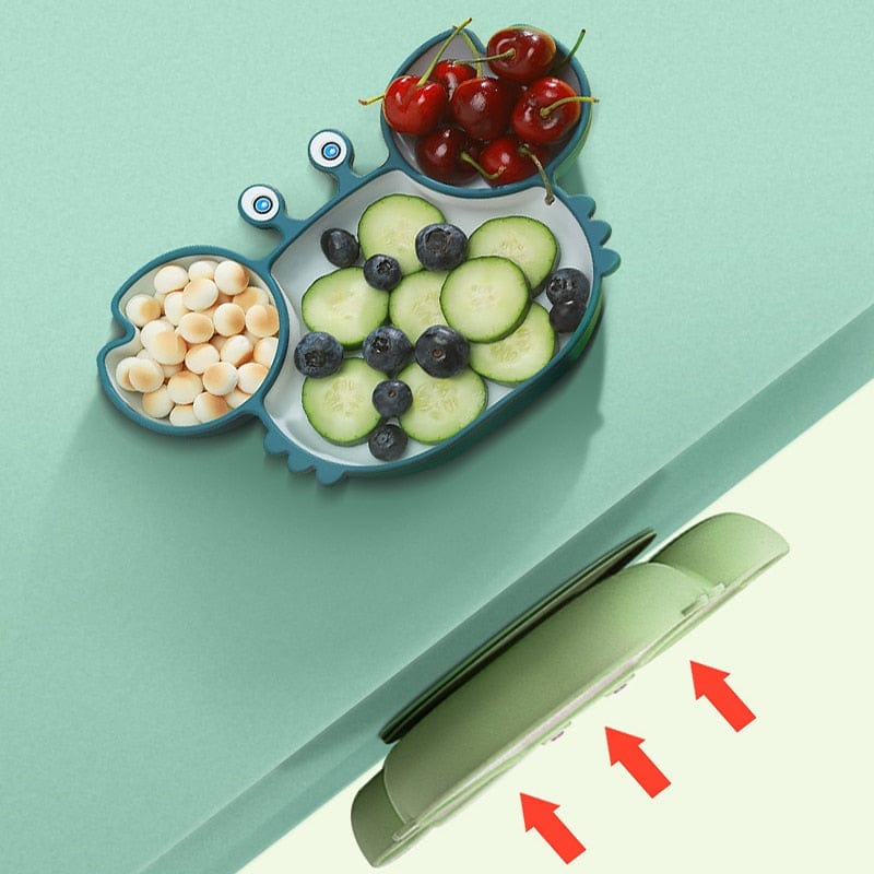 Jolie assiette bébé silicone motif crabe, aide l'enfant à manger seul. Un accessoire repas ludique et pratique.