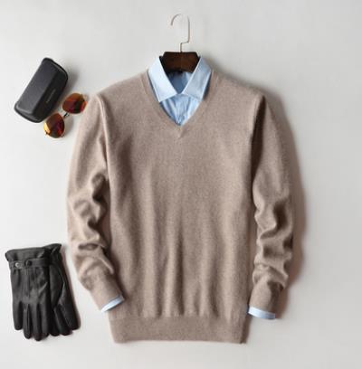 Homme élégant en pull col en V gris. Style intemporel décontracté, mode masculine essentielle.