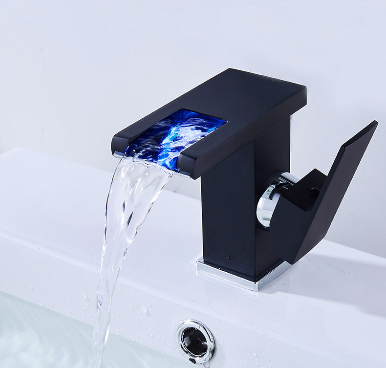 Mitigeur LED innovant pour lavabo, avec éclairage couleur pour indiquer la température de l'eau, sécurité.