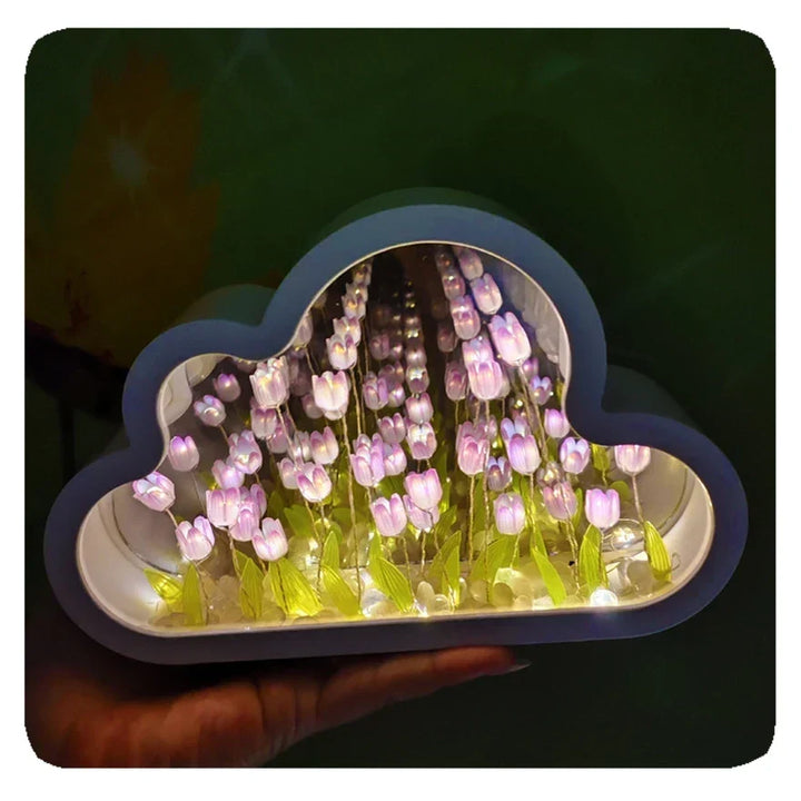 Lampe esthétique LED tulipes, miroir infini forme nuage pour une décoration de chambre originale.