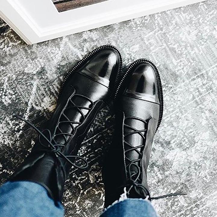 Vue latérale des bottes ClassicLift élégantes. Chaussures en cuir pour femmes, alliant confort et style moderne.