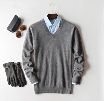 Mannequin portant un pull homme gris anthracite, coupe classique. Vêtement mode automne-hiver.