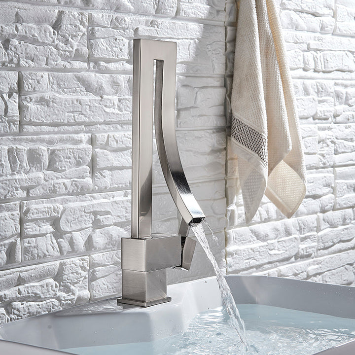 Robinet de salle de bain contemporain, finition chrome poli, design élégant et durable.