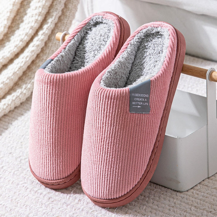 Pantoufles de maison douillettes pour un confort hivernal optimal, en coton respirant et chaud.