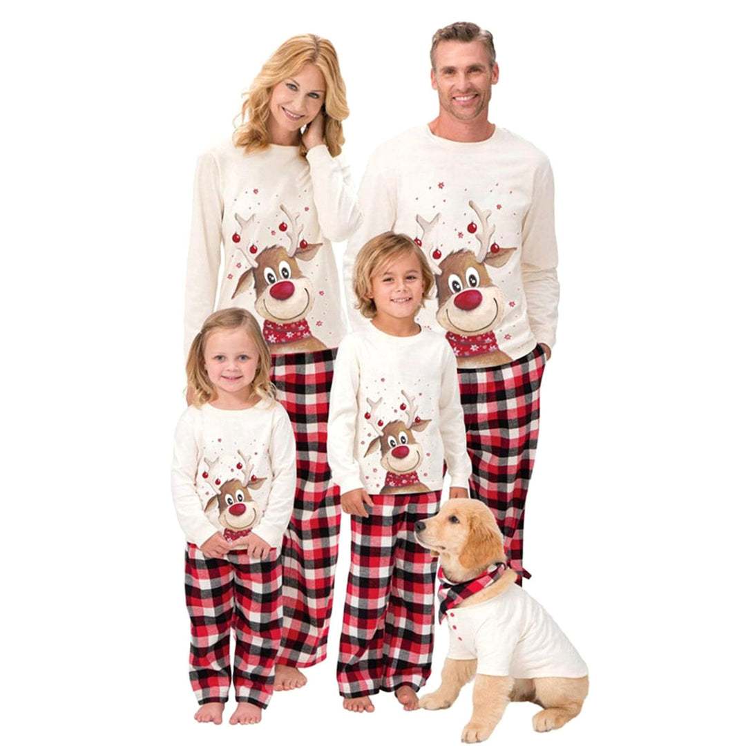 Ensemble pyjama Noël assorti famille, motif cerf festif. Tenues confortables pour fêtes et photos de famille.