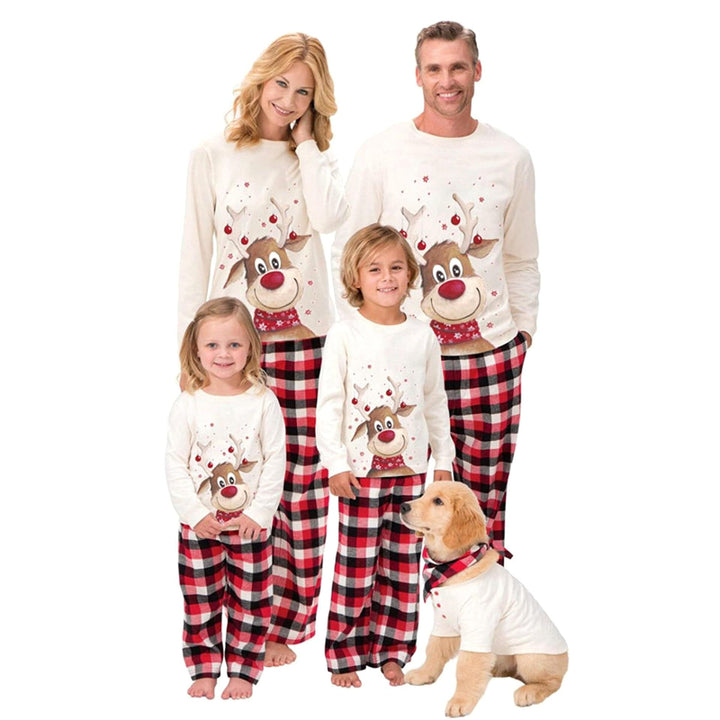 Ensemble pyjama Noël assorti famille, motif cerf festif. Tenues confortables pour fêtes et photos de famille.