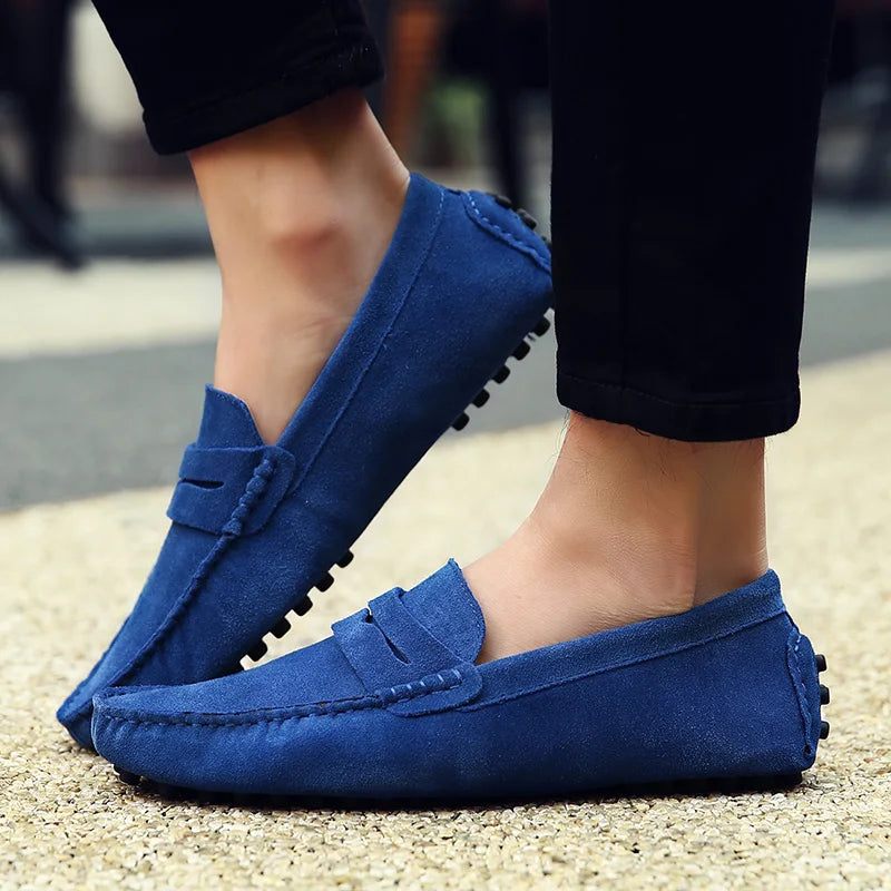 Paire de mocassins SuaveStride noirs pour hommes, idéal formel ou décontracté, en cuir.