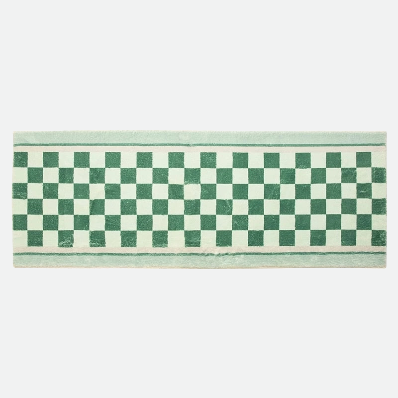 Décoration intérieure avec tapis coureur rétro à carreaux, style vintage pour salon ou couloir.