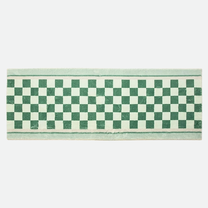 Décoration intérieure avec tapis coureur rétro à carreaux, style vintage pour salon ou couloir.