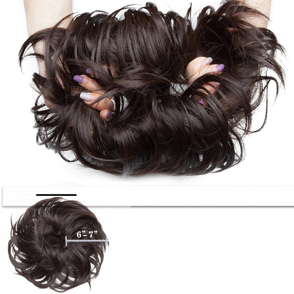 Extension chignon désordonné synthétique, ajoutant volume et style aux cheveux féminins.