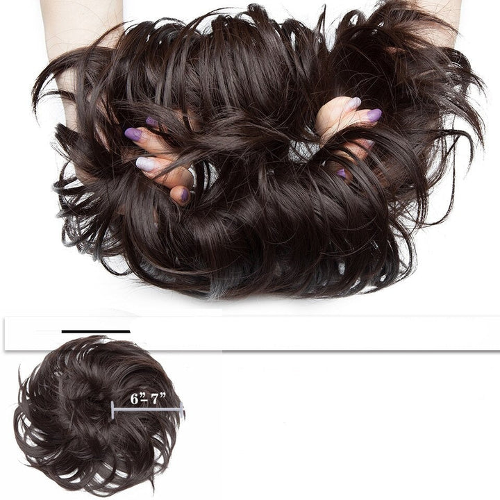 Extension chignon désordonné synthétique, ajoutant volume et style aux cheveux féminins.
