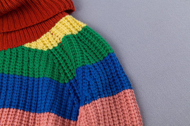 Gros plan sur le tricot doux et les rayures colorées arc-en-ciel d'un pull femme, confort et style assurés.